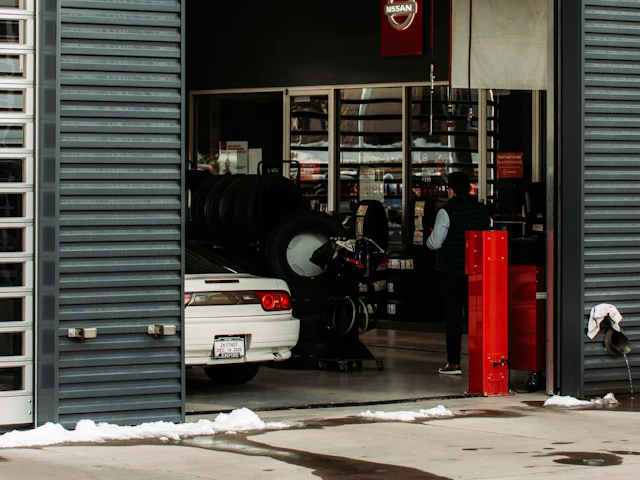 La façade du garage, rideau ouvert