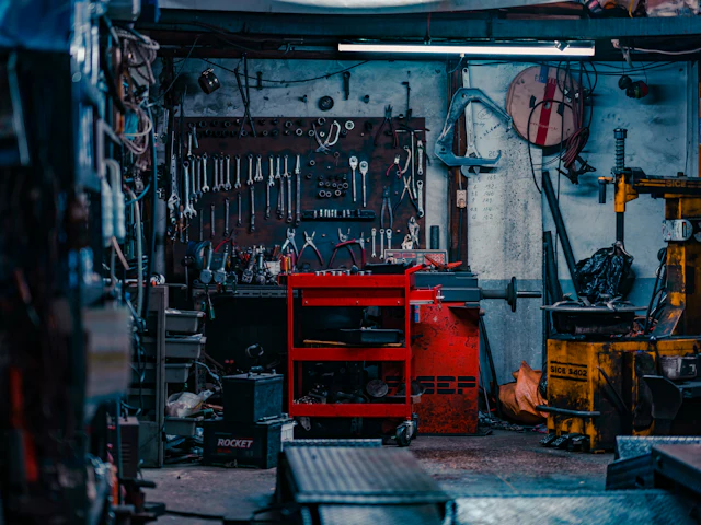 Le mur d'outillage de l'atelier