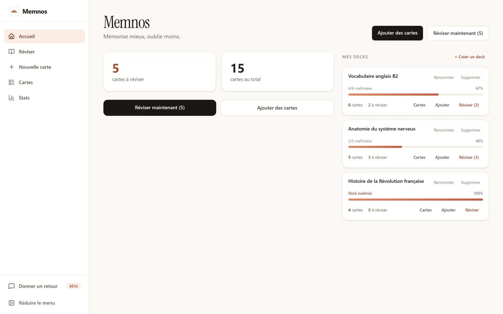 L’accueil de l’application : le nombre de cartes à réviser et le nombre total, deux boutons pour lancer une session ou ajouter des cartes, et la liste des paquets avec leur barre de maîtrise.